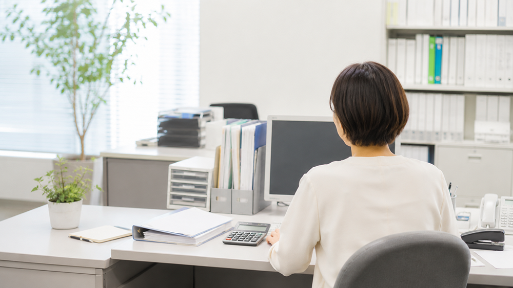 仕事に打ち込む事務員